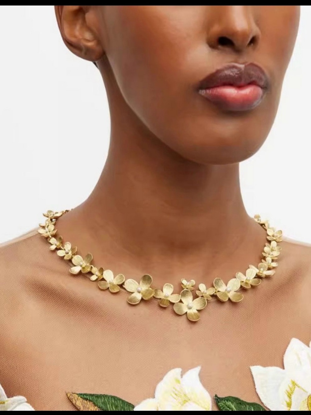 OSCAR DE LA RENTA • Golden Flower Lei Etched Sculpted Necklace